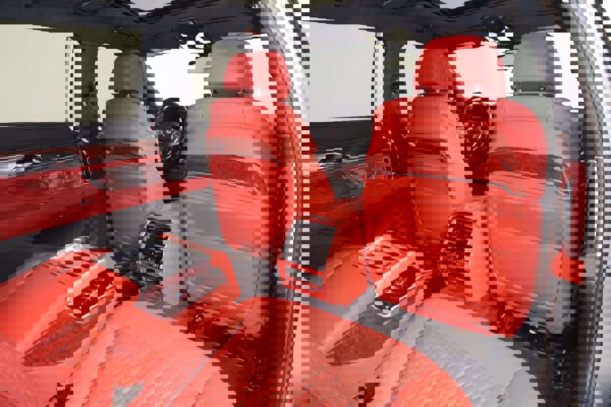 Used 2022 BMW ALPINA B7 xDrive w/ Luxury Rear Seating Package image 18