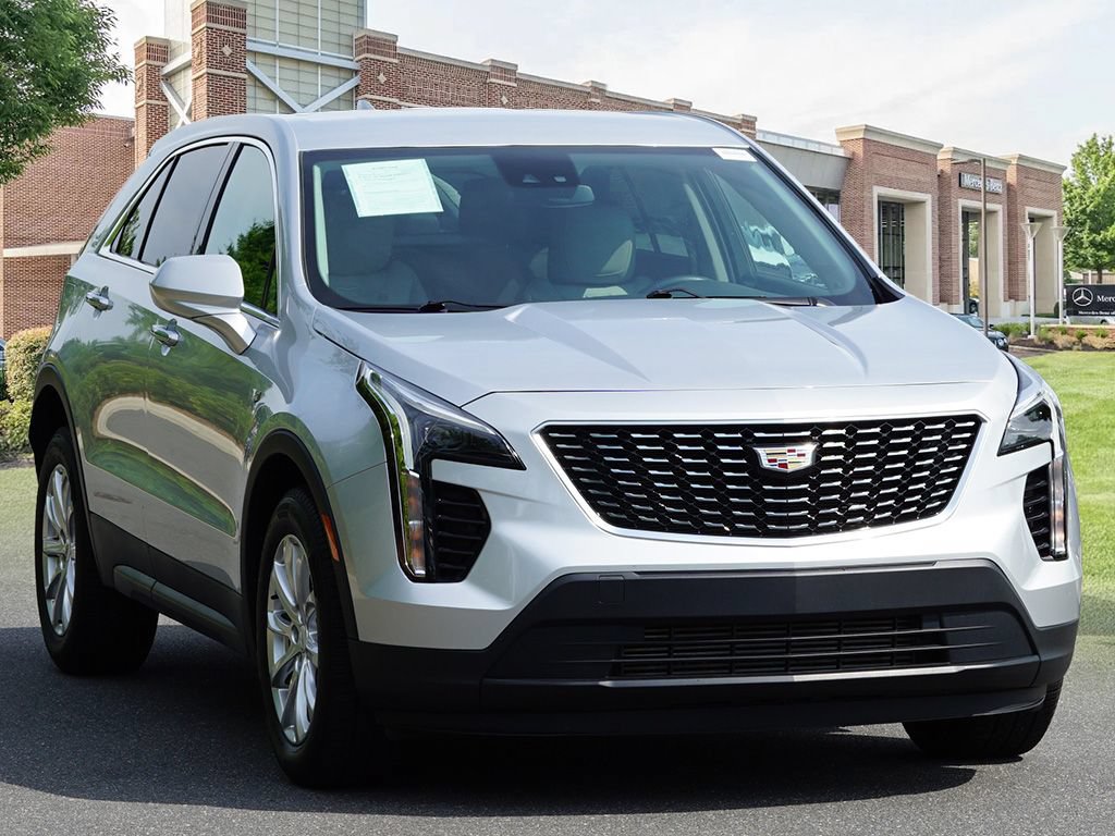 Used 2022 Cadillac XT4 Luxury w/ Cold Weather Package FWD image 3
