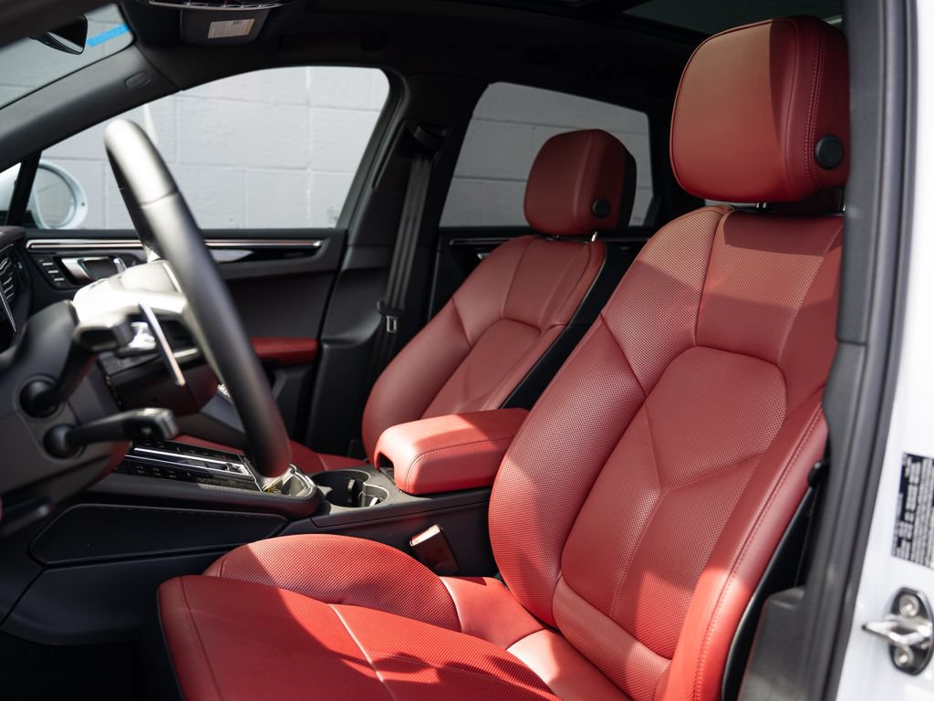 Certified 2025 Porsche Macan AWD/4WD image 5