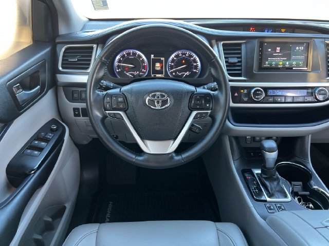 Used 2017 Toyota Highlander XLE AWD/4WD image 13