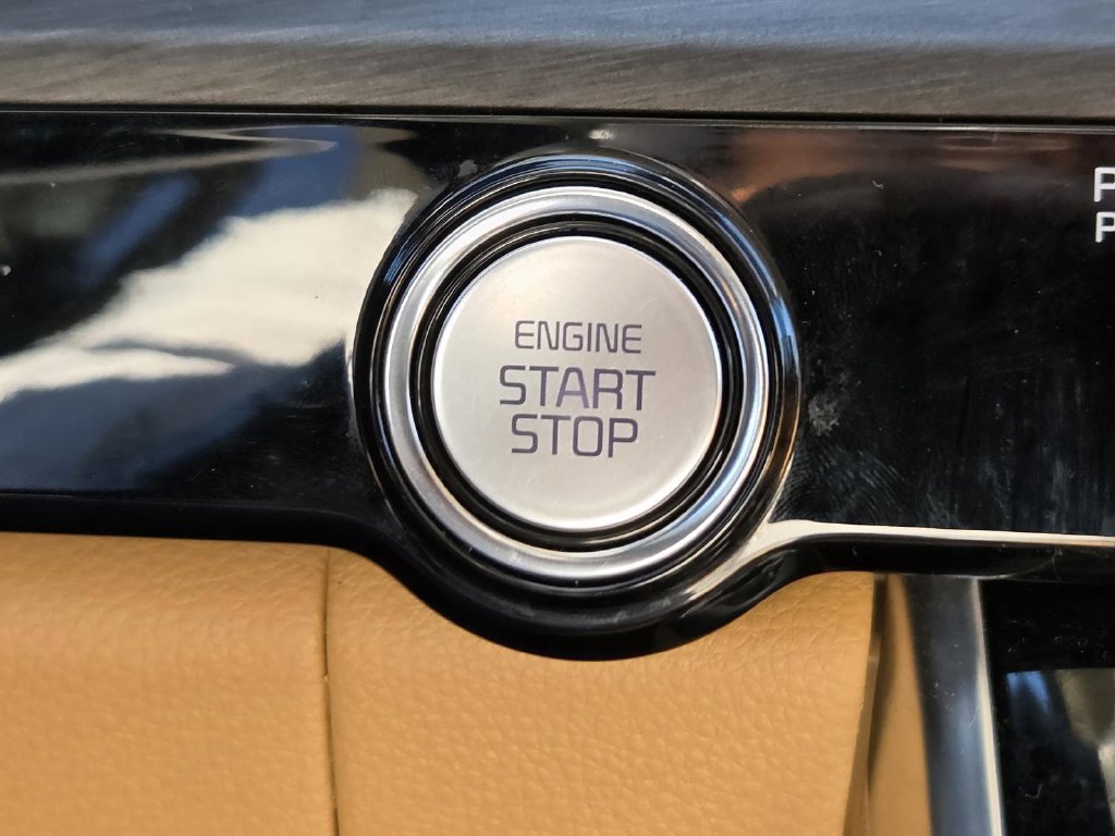 Used 2024 Kia Carnival EX FWD image 30