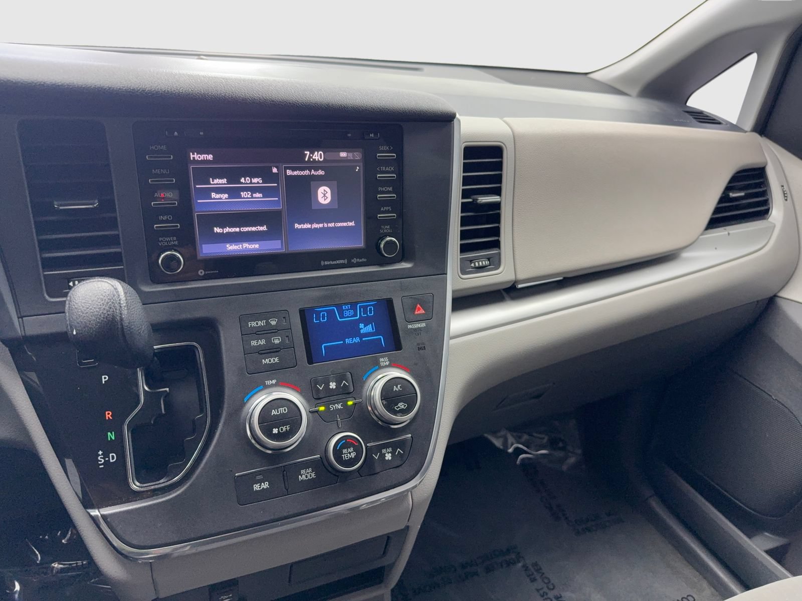 Used 2018 Toyota Sienna LE w/ Carpet Mat Package FWD image 23