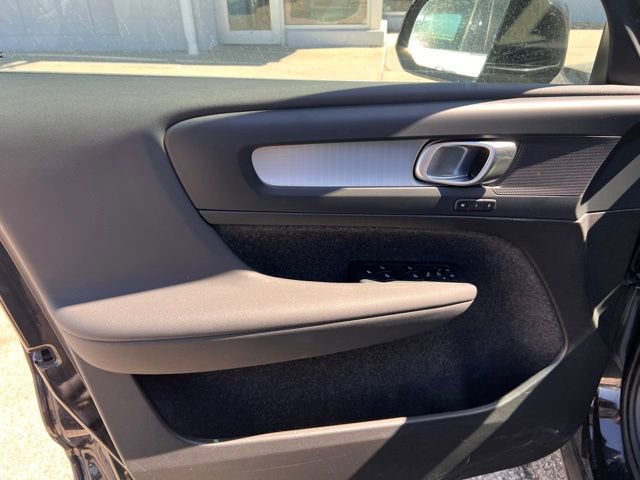 Used 2025 Volvo XC40 B5 Core image 9