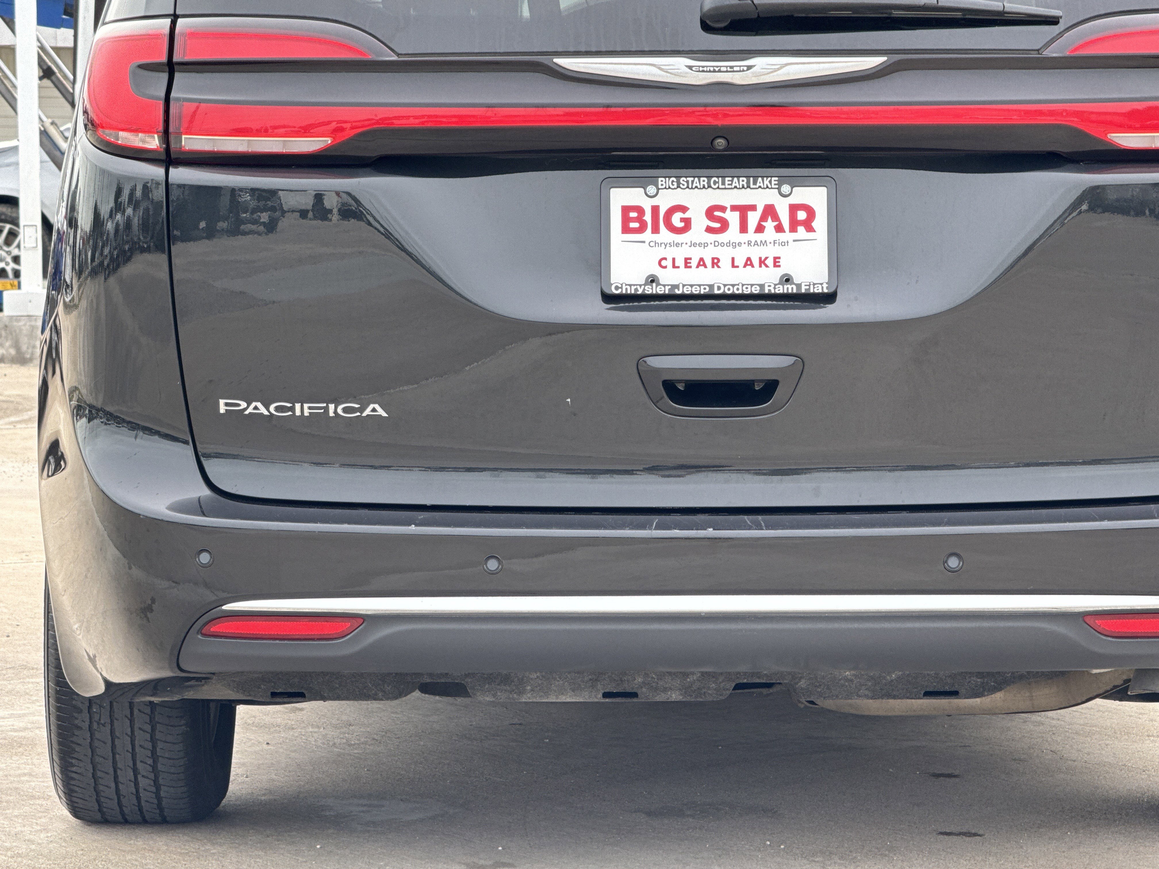 Used 2023 Chrysler Pacifica Touring-L image 12