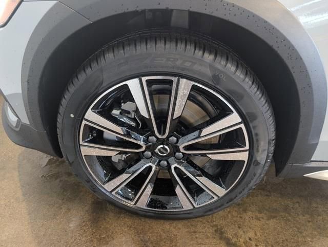New 2026 Volvo V60 B5 Cross Country Ultra w/ Climate Package image 7