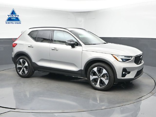 Used 2024 Volvo XC40 B5 Plus AWD/4WD image 1