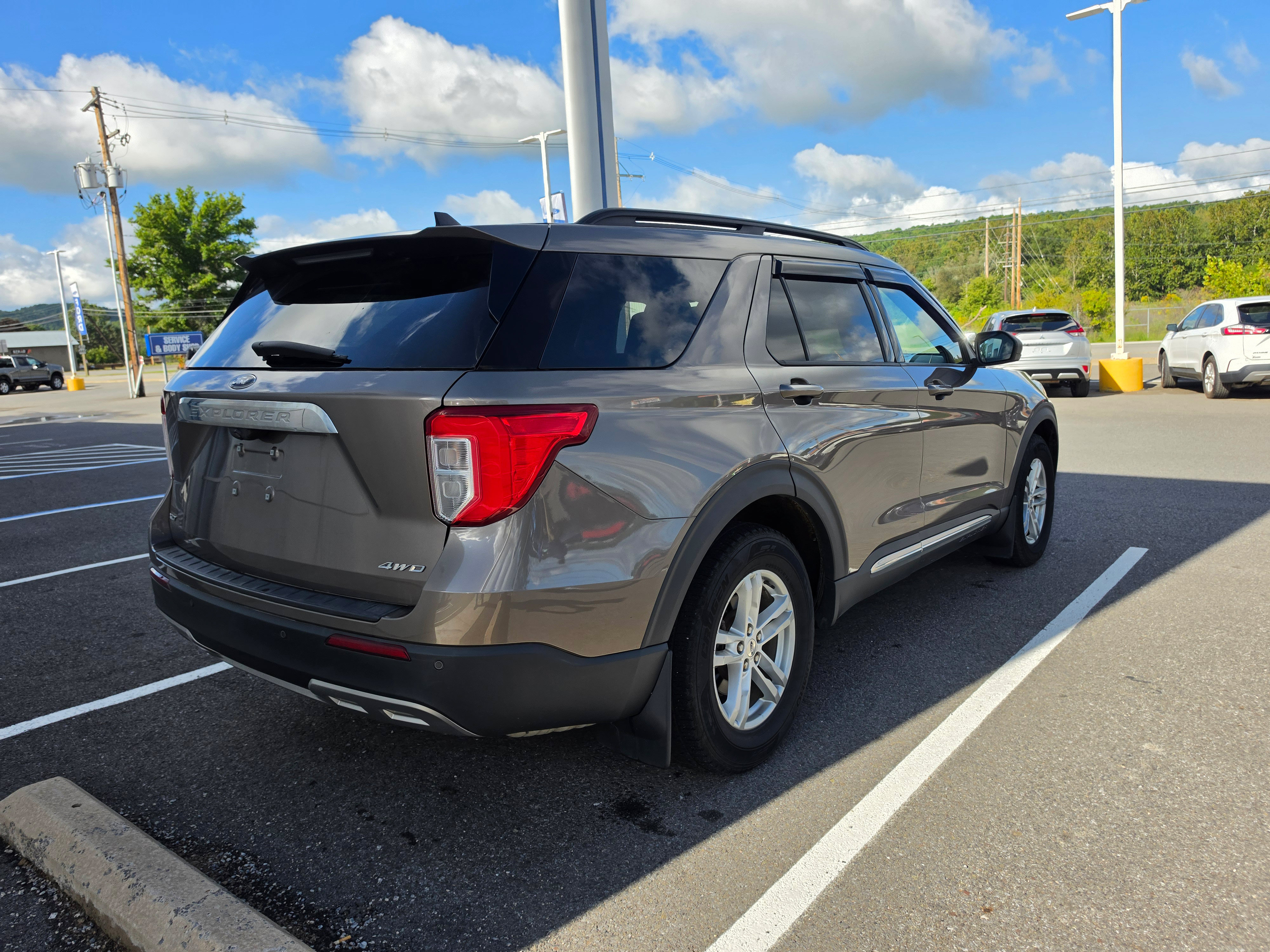 Used 2021 Ford Explorer XLT w/ Equipment Group 202A AWD/4WD image 3