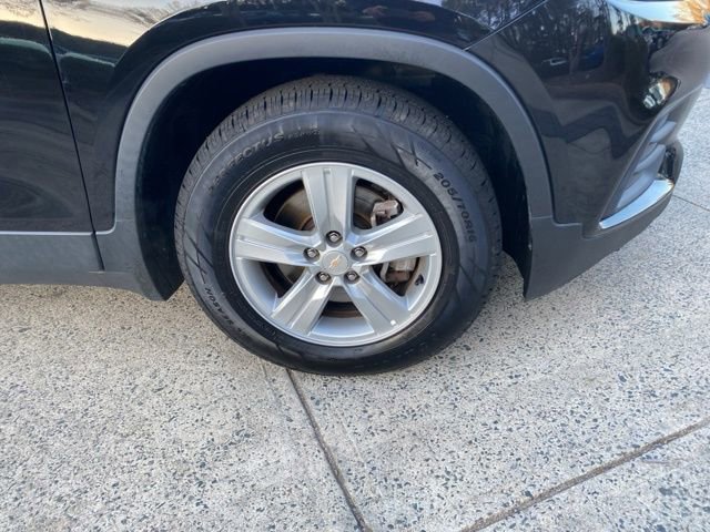 Used 2022 Chevrolet Trax LS w/ Tint and Cruise Package image 24