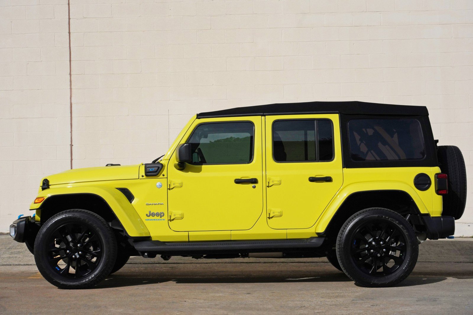 Used 2023 Jeep Wrangler Unlimited Sahara AWD/4WD image 8