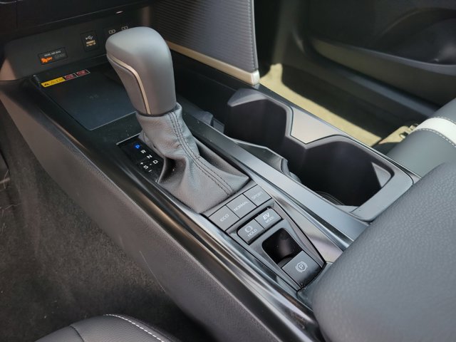 Used 2025 Toyota Camry SE image 9