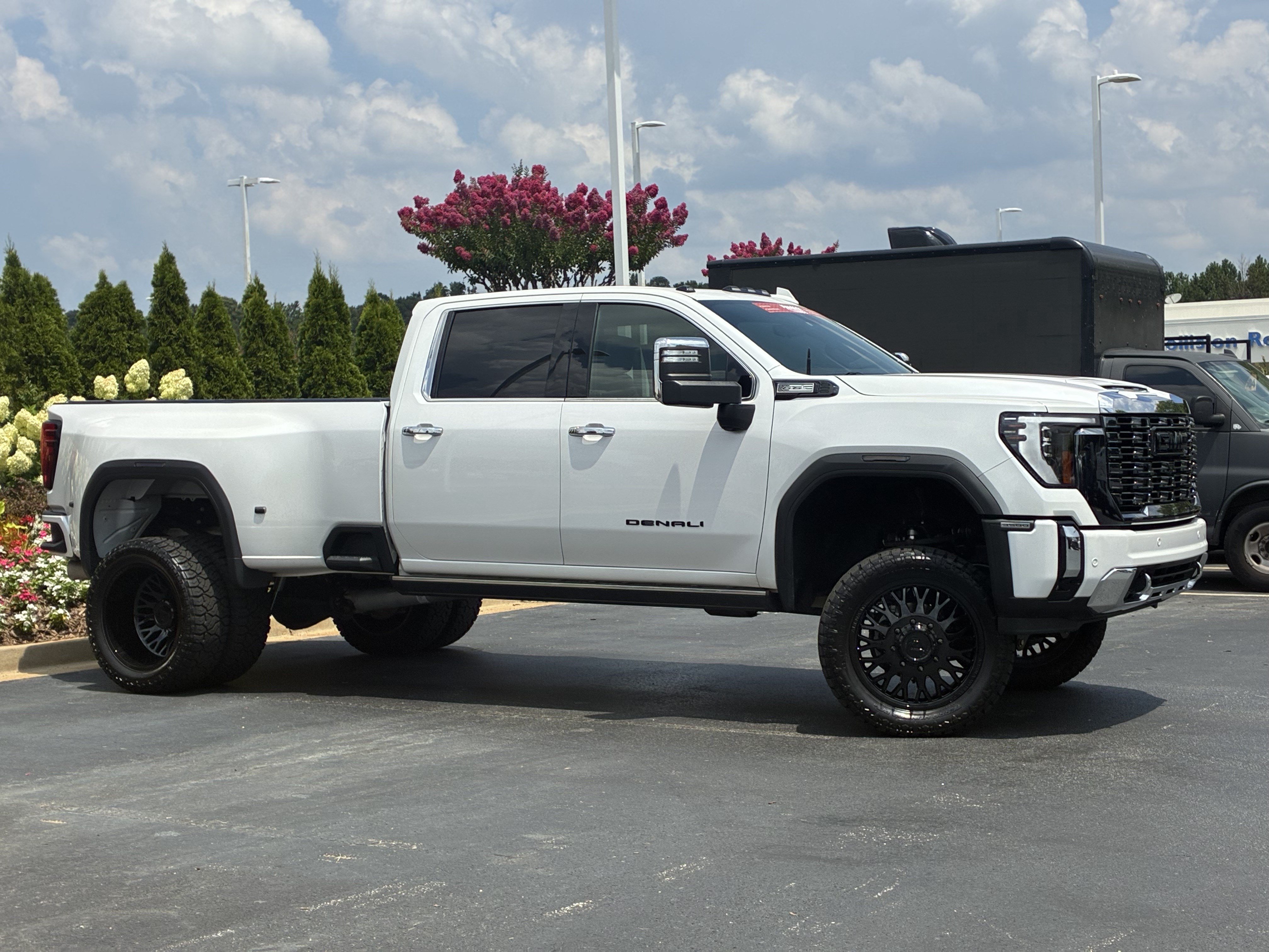 Used 2024 GMC Sierra 3500 Denali w/ Technology Package AWD/4WD image 3