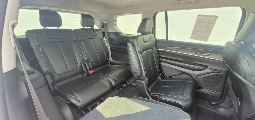 Used 2024 Jeep Grand Cherokee L Limited AWD/4WD image 6