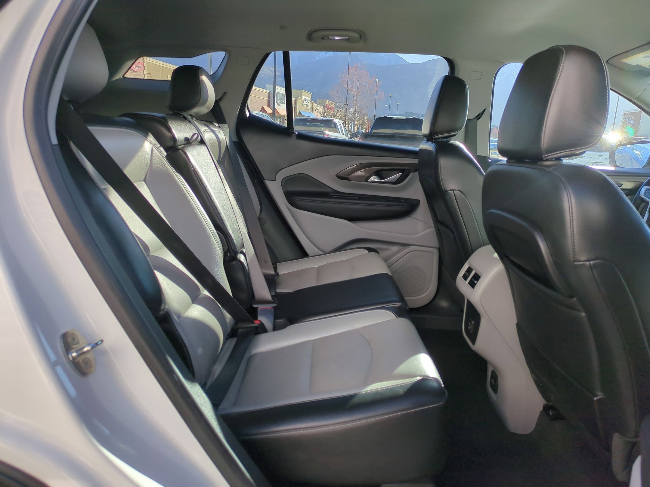 Used 2023 GMC Terrain SLT image 32