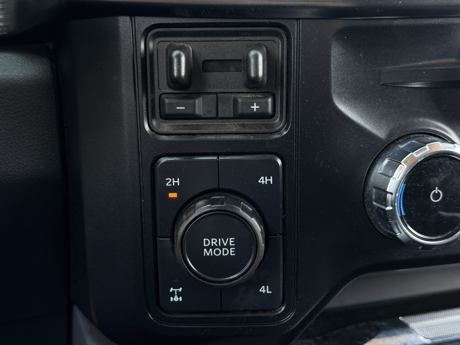 Used 2025 Ford F250 Lariat w/ Black Appearance Package AWD/4WD image 23