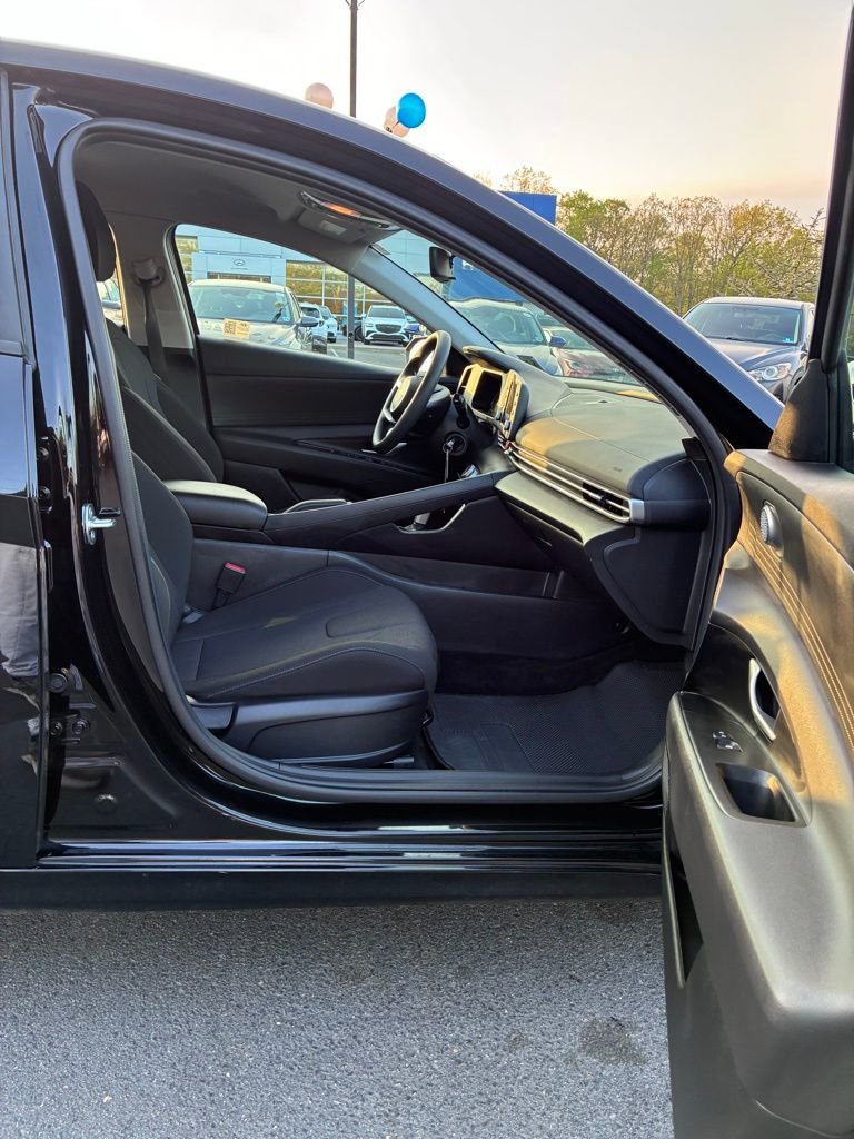 Used 2024 Hyundai Elantra SE FWD image 19