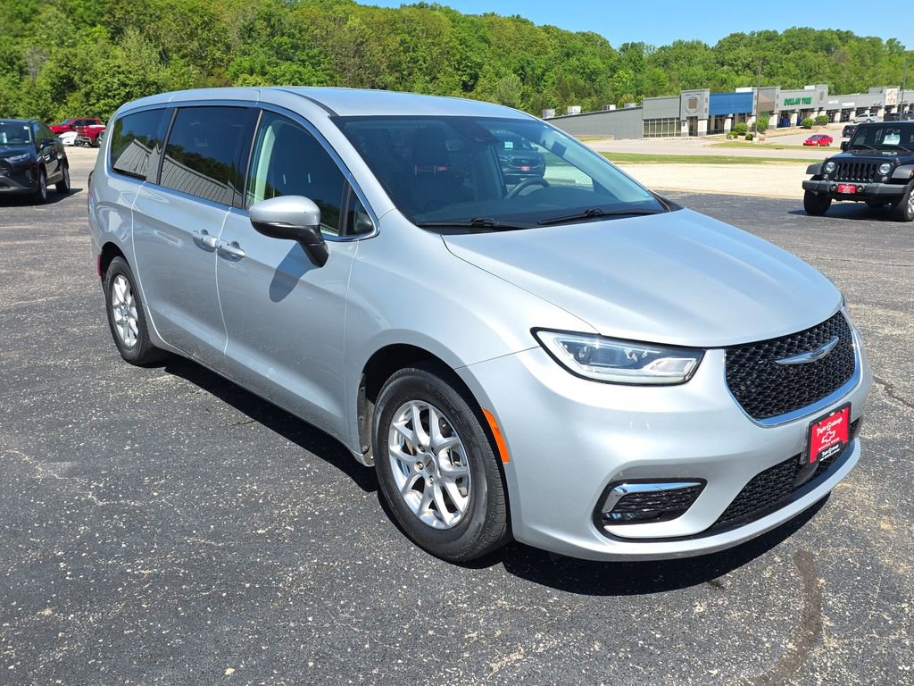 Used 2023 Chrysler Pacifica Touring-L FWD image 2