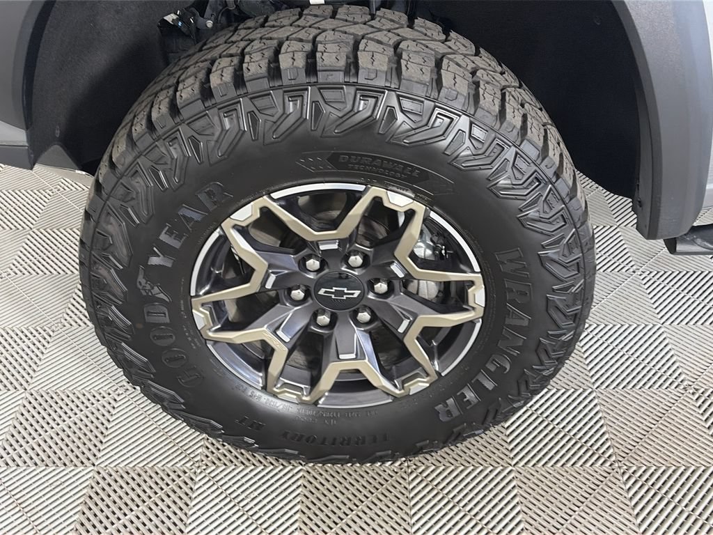Used 2025 Chevrolet Colorado ZR2 w/ Technology Package AWD/4WD image 8