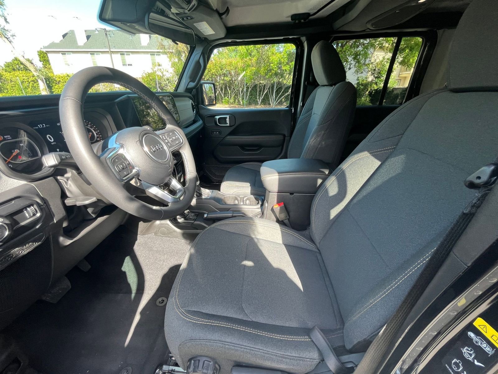 Used 2025 Jeep Wrangler Unlimited Sahara AWD/4WD image 27