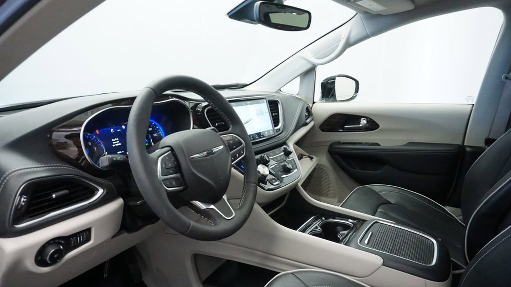 Used 2023 Chrysler Pacifica Limited image 26