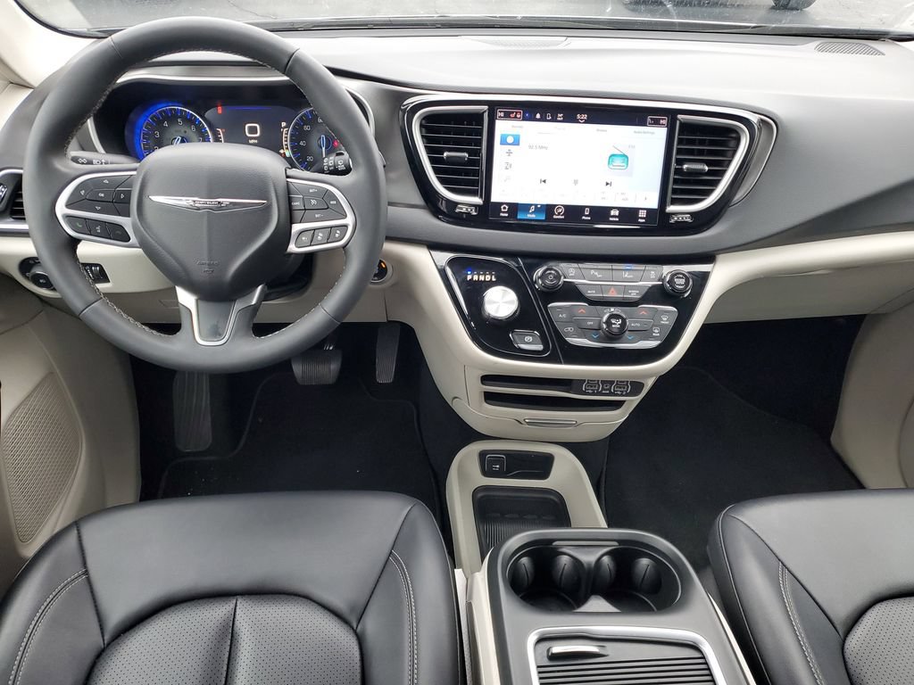Used 2024 Chrysler Pacifica Touring-L FWD image 25