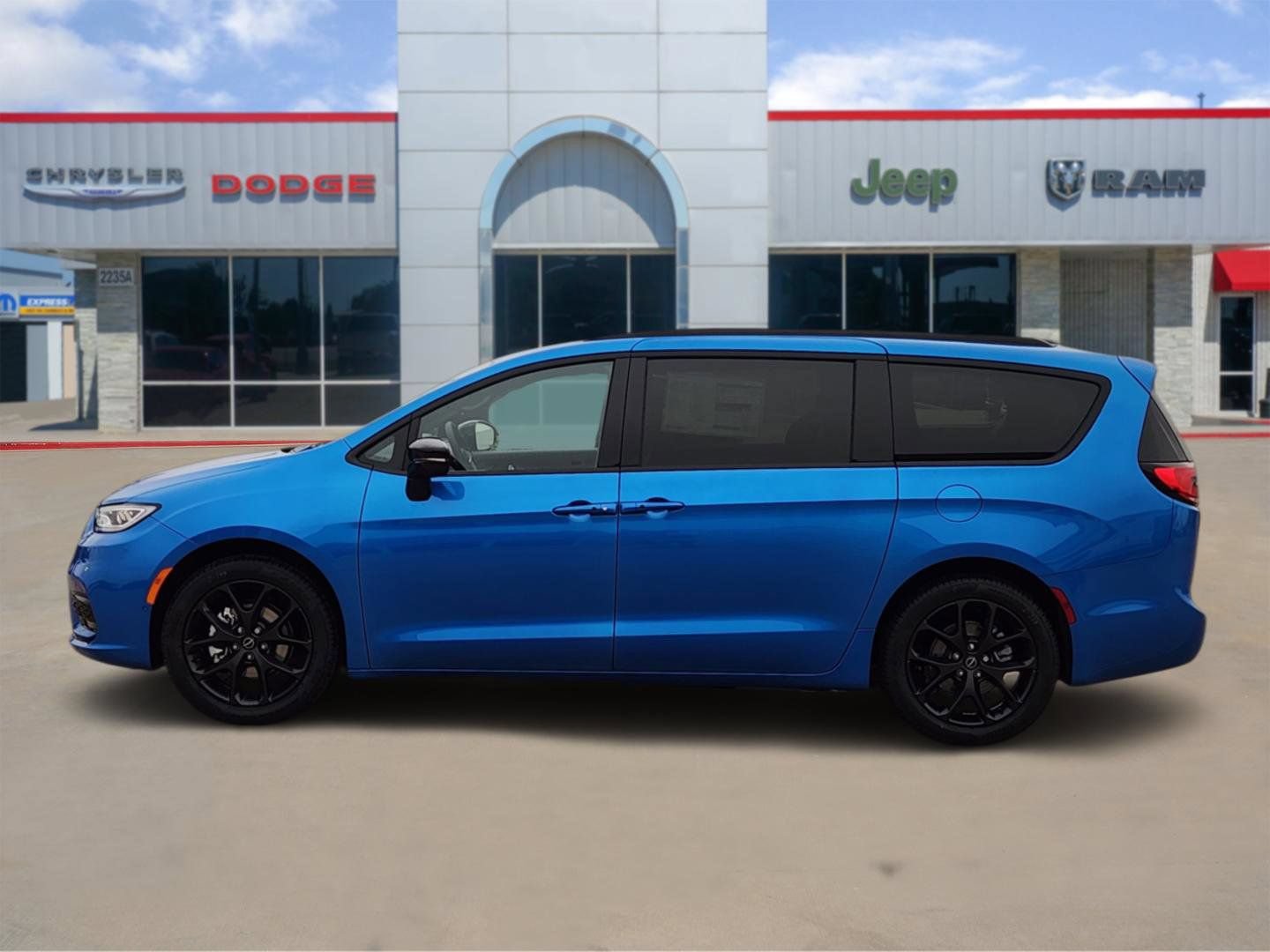 New 2026 Chrysler Pacifica Select w/ S Appearance Package FWD video 3
