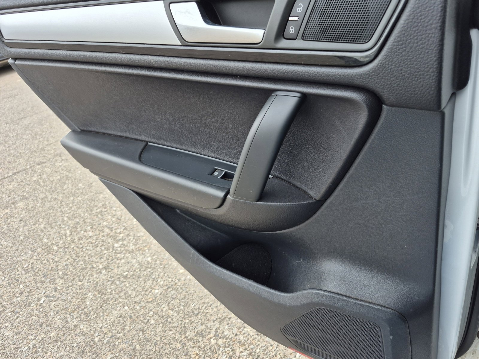 Used 2014 Volkswagen Touareg Sport image 19