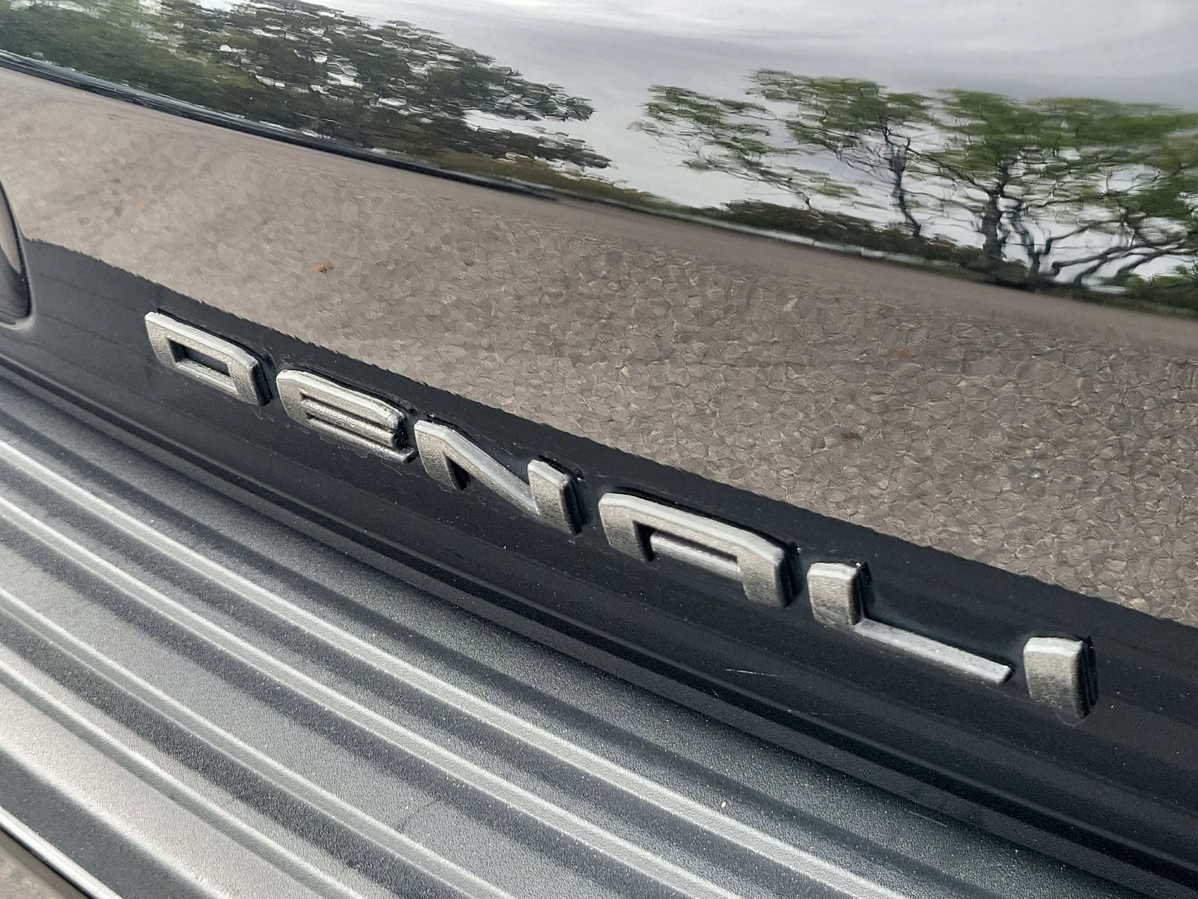 Used 2024 GMC Yukon Denali Ultimate AWD/4WD image 5
