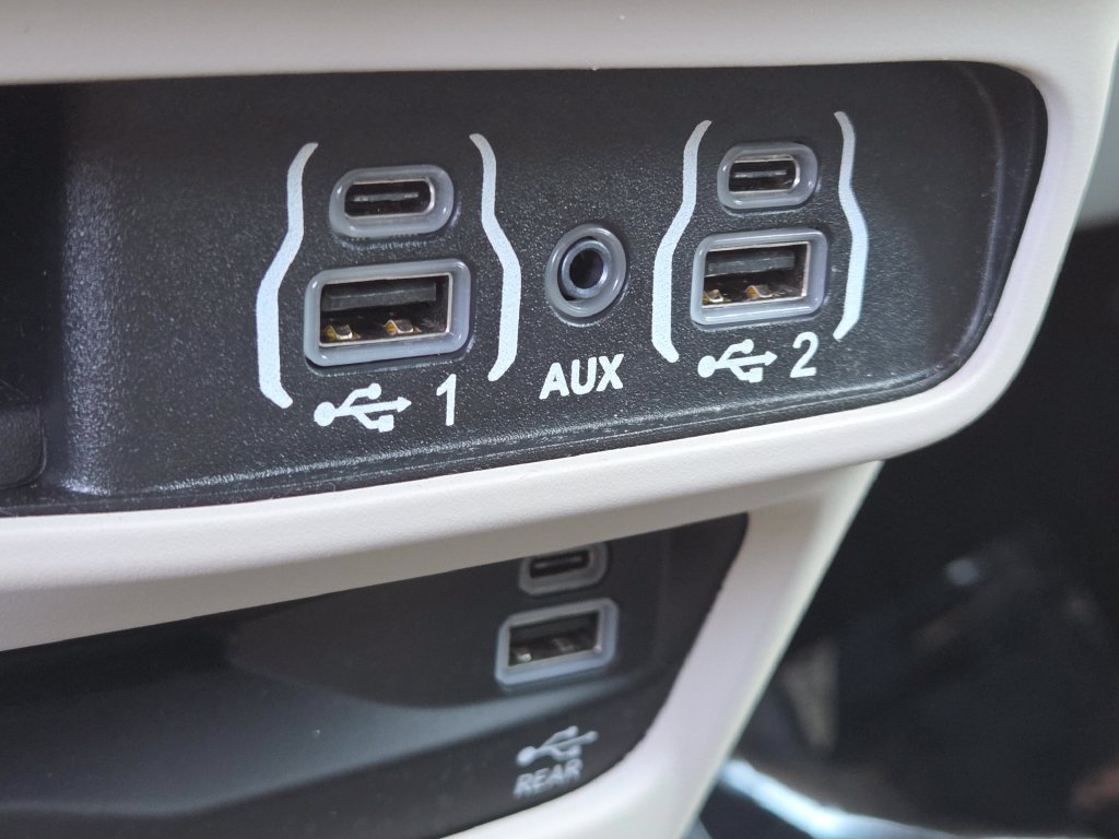 Used 2022 Chrysler Pacifica Touring-L w/ Uconnect Theater Family Group FWD image 13