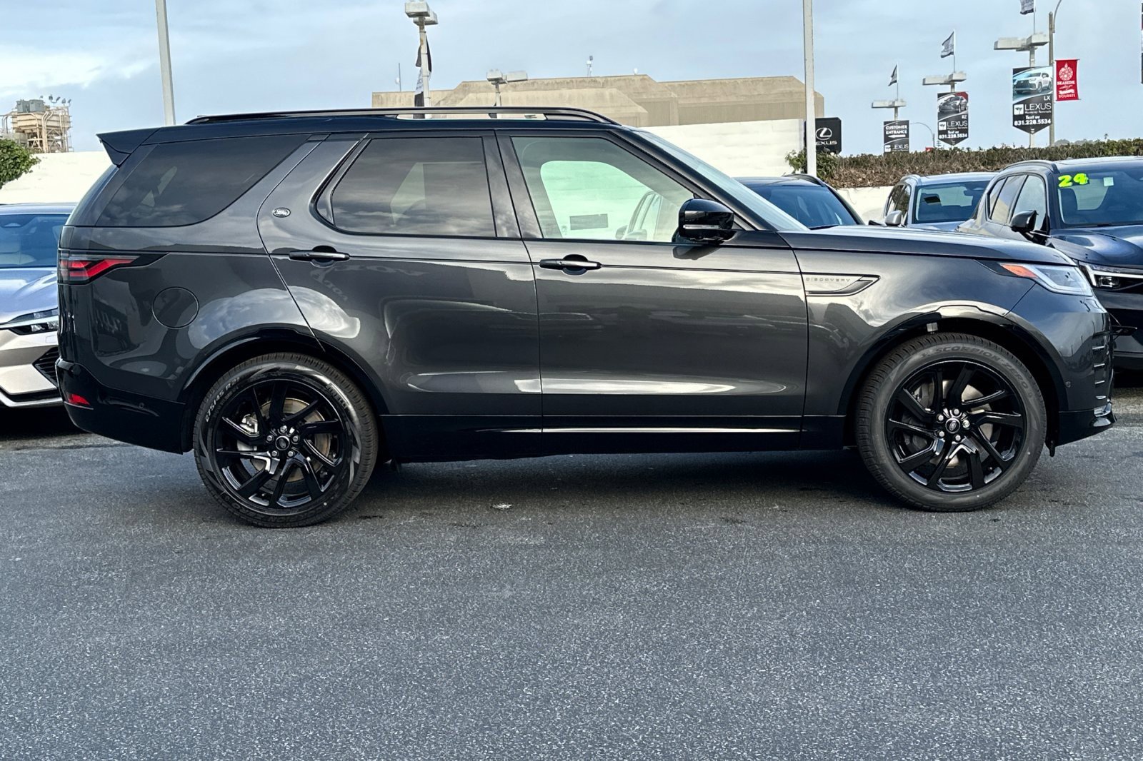 New 2025 Land Rover Discovery Dynamic SE image 6