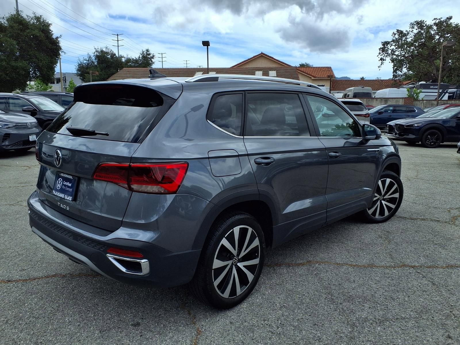Used 2023 Volkswagen Taos SE w/ Panoramic Sunroof Package FWD image 5