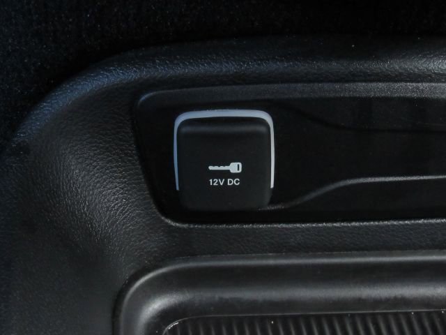Used 2025 Chrysler Pacifica Select image 53