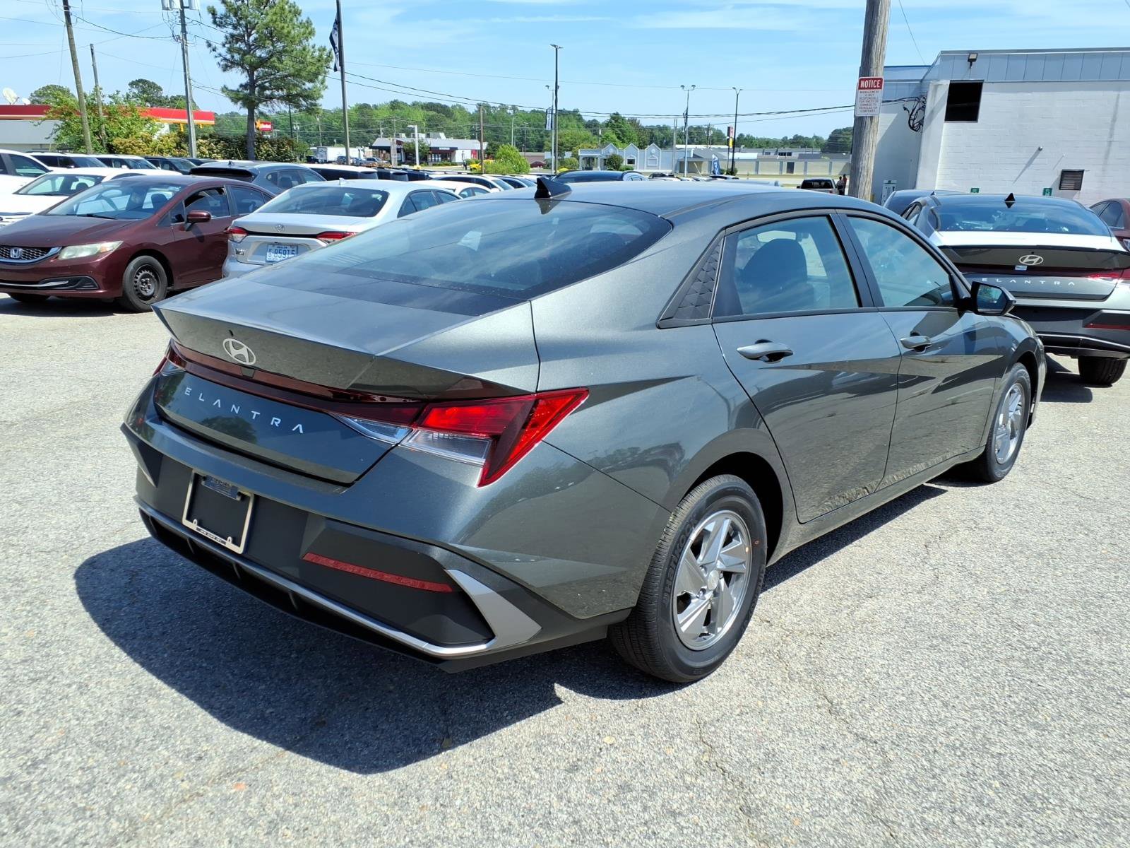 New 2026 Hyundai Elantra SE FWD image 3