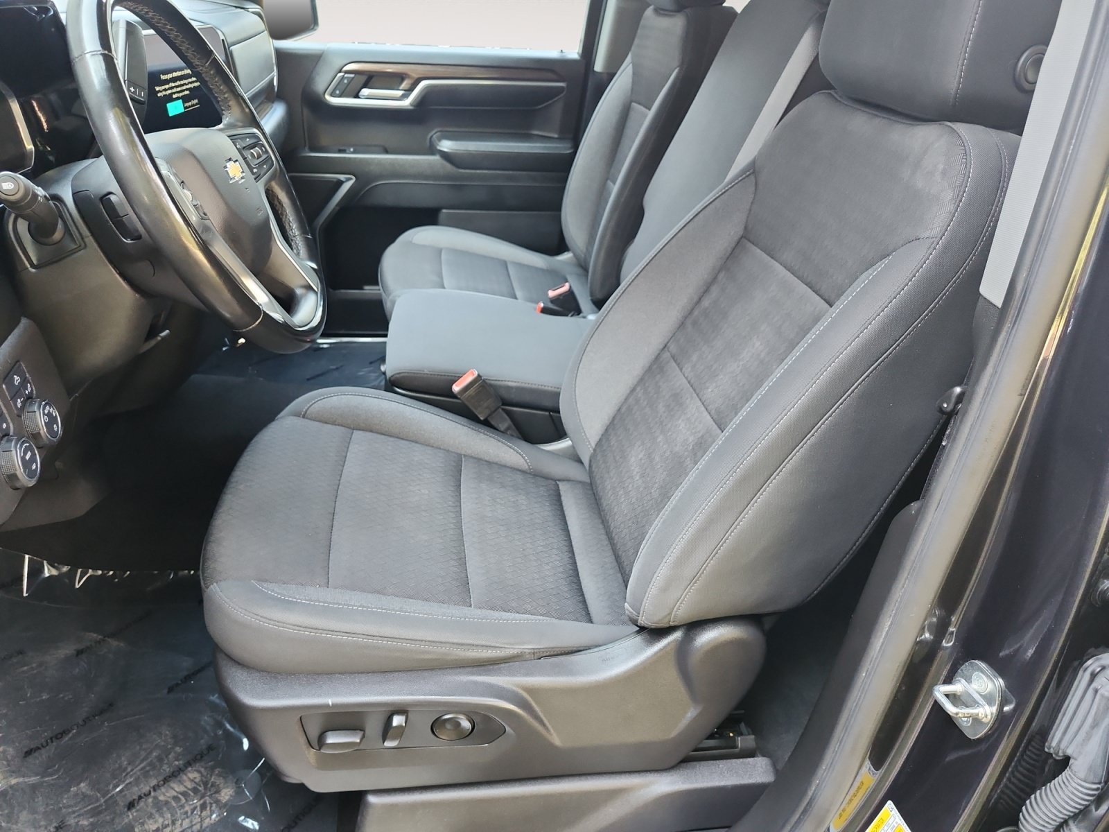 Used 2024 Chevrolet Silverado 1500 LT AWD/4WD image 9