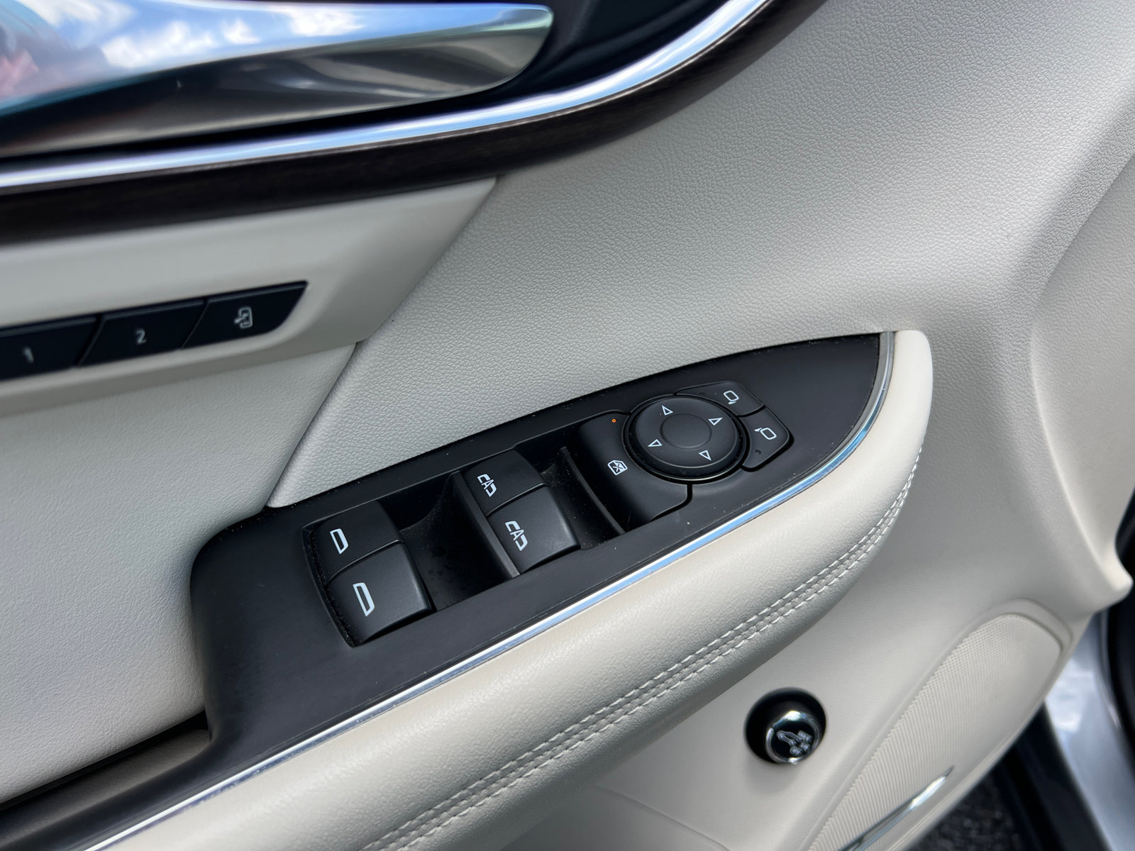 Used 2022 Buick Envision Avenir w/ Technology Package II FWD image 12