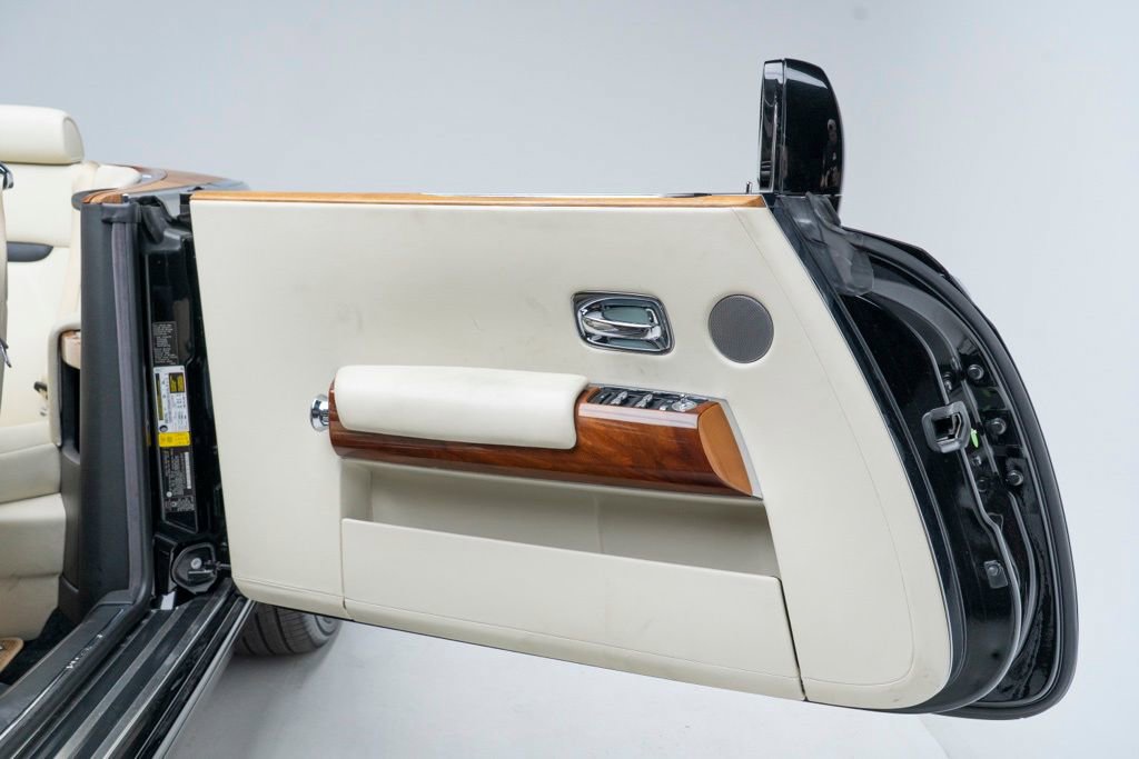 Used 2010 Rolls-Royce Phantom Drophead Coupe image 18