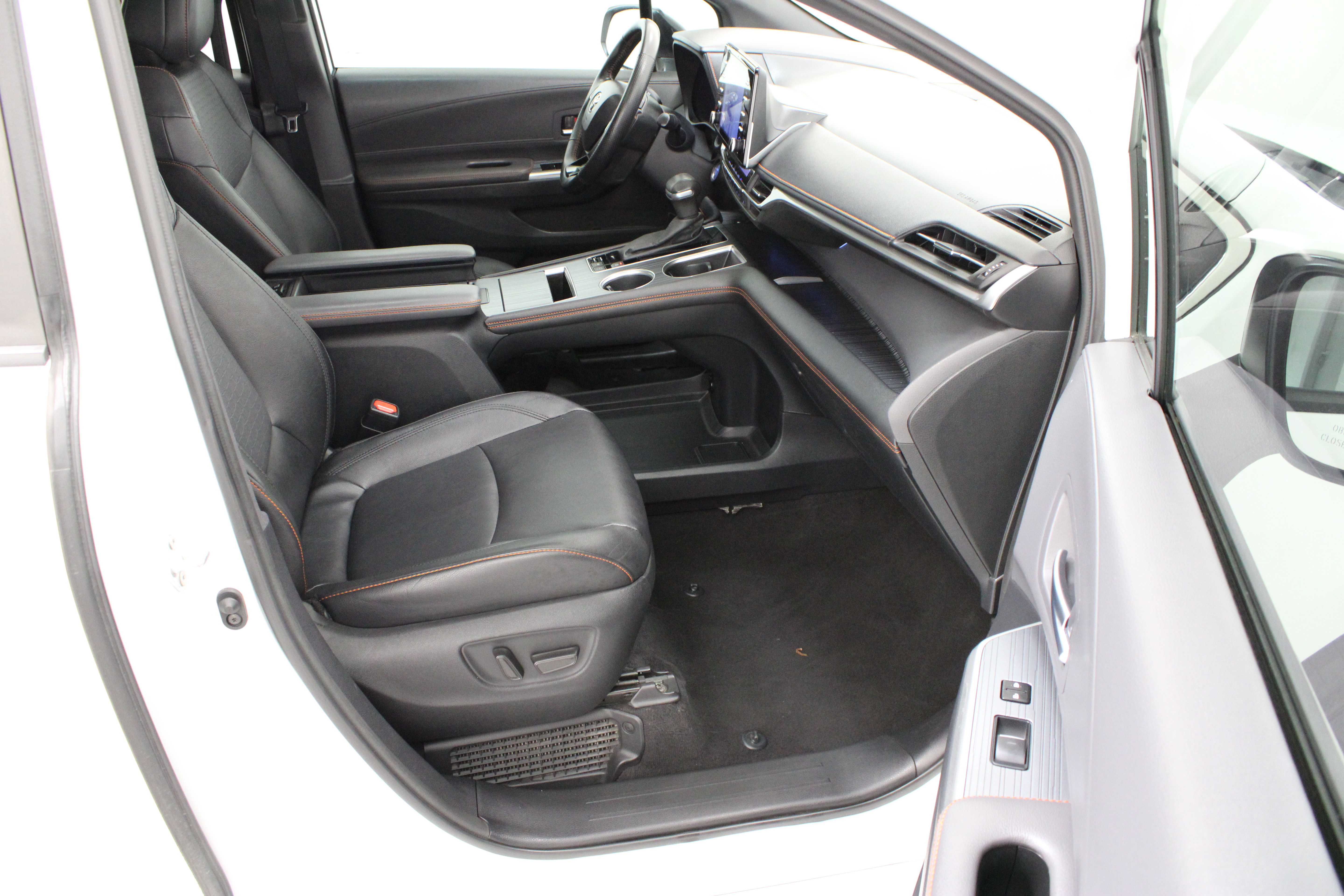 Used 2023 Toyota Sienna XSE FWD image 40