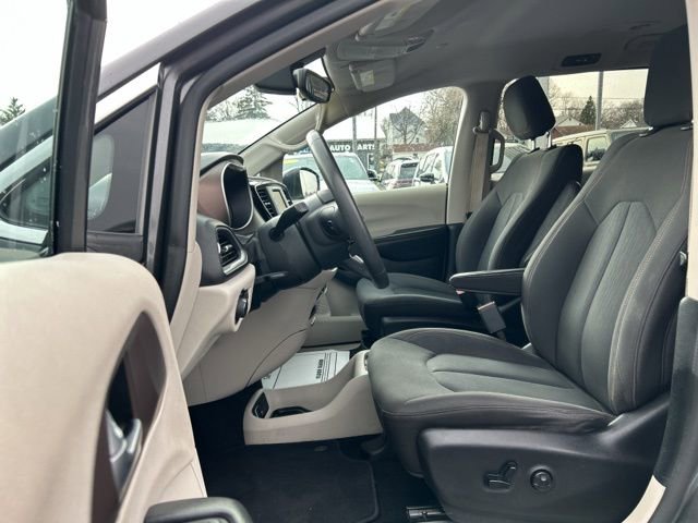Used 2017 Chrysler Pacifica LX image 24