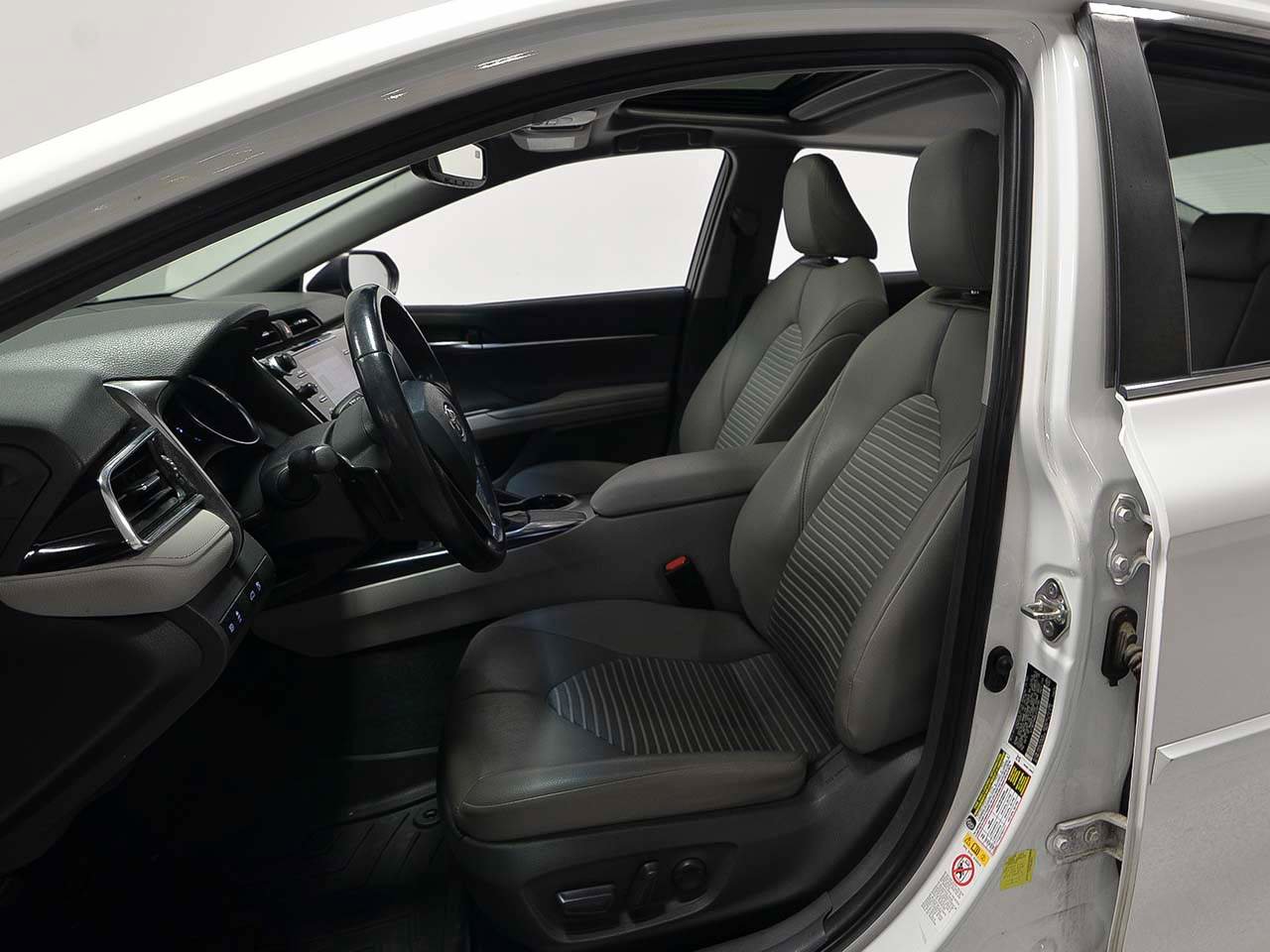 Used 2018 Toyota Camry SE image 9