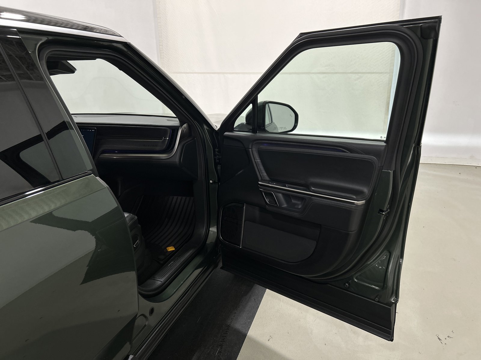 Used 2024 Rivian R1S Adventure AWD/4WD image 18