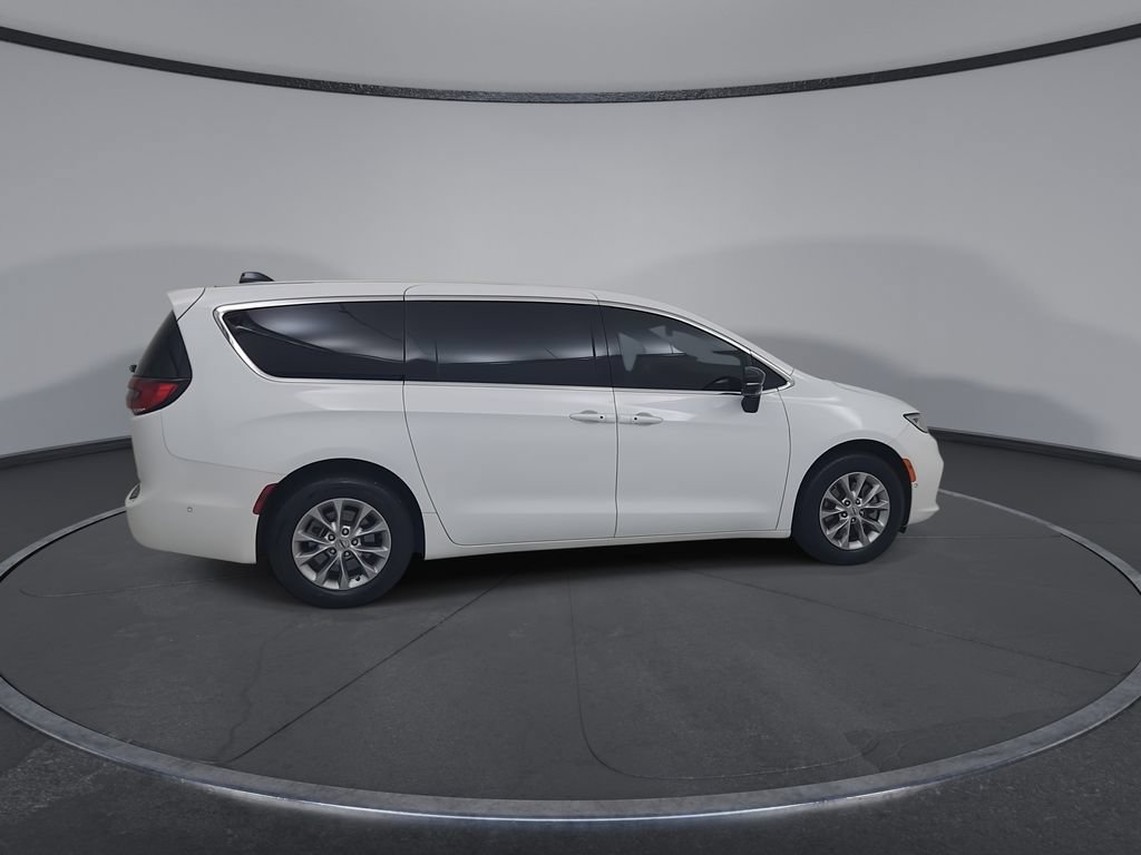 Used 2025 Chrysler Pacifica Select AWD/4WD image 18