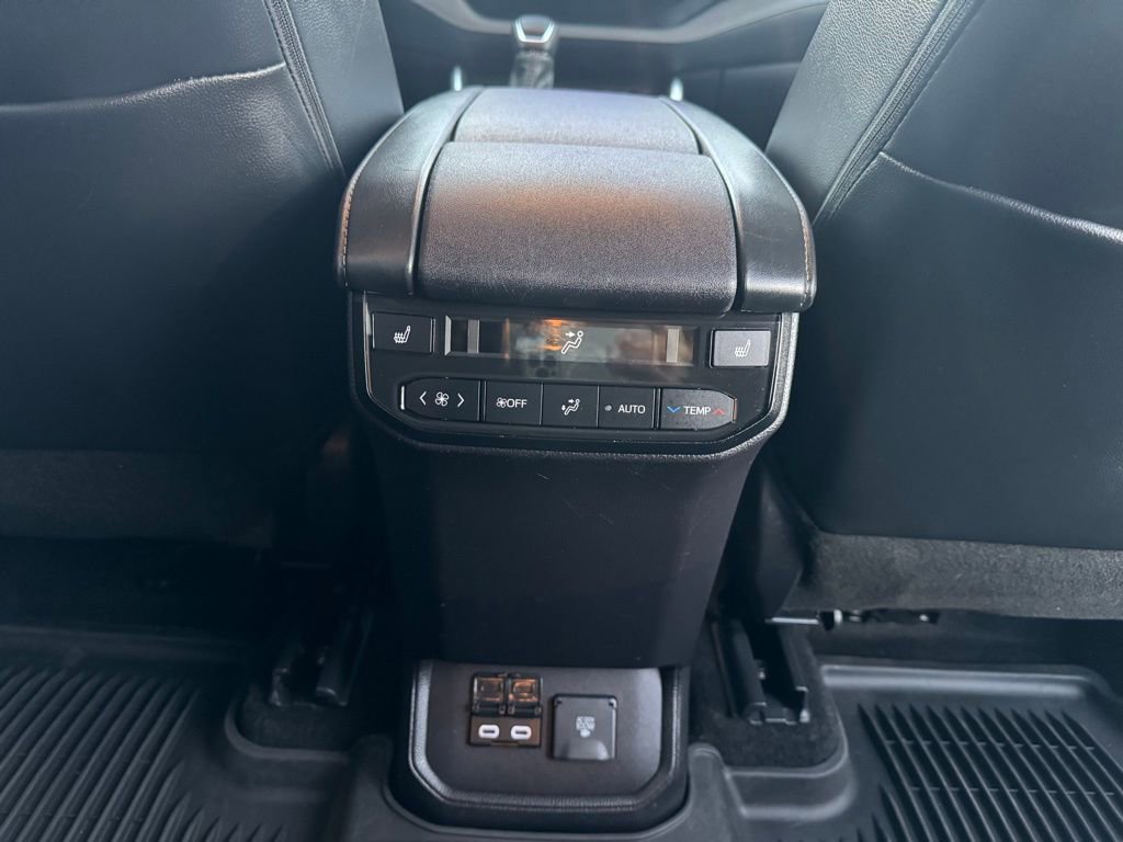Used 2024 Toyota Highlander Platinum image 26