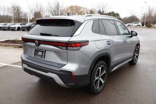 Used 2025 Volkswagen Tiguan SE w/ Panoramic Sunroof Package image 3