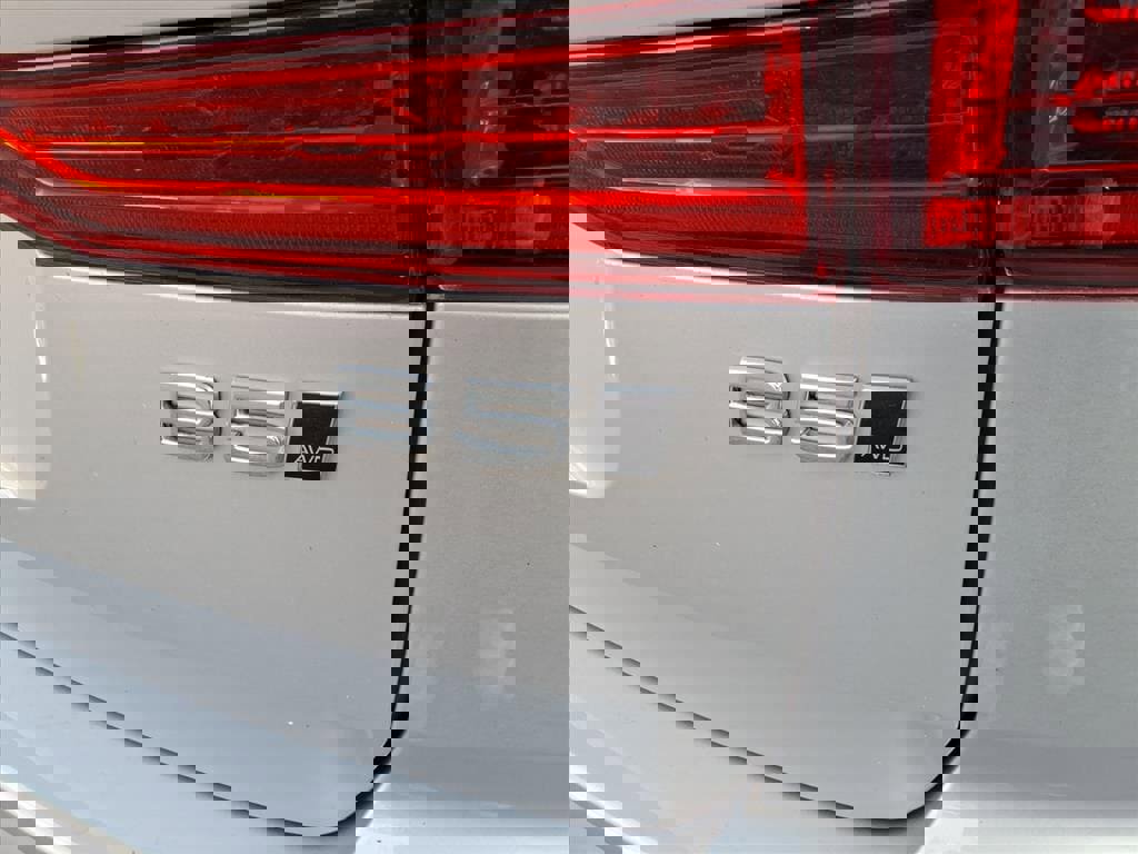 Certified 2025 Volvo XC60 B5 Plus image 6