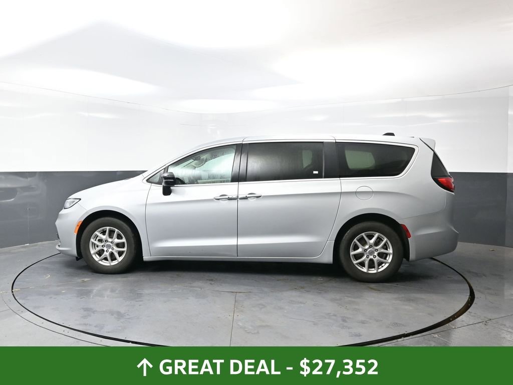 Used 2024 Chrysler Pacifica Touring-L image 12