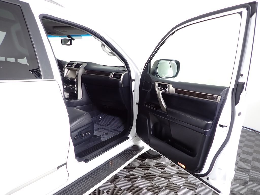 Used 2018 Lexus GX 460 w/ Preferred Accessory Package AWD/4WD image 39