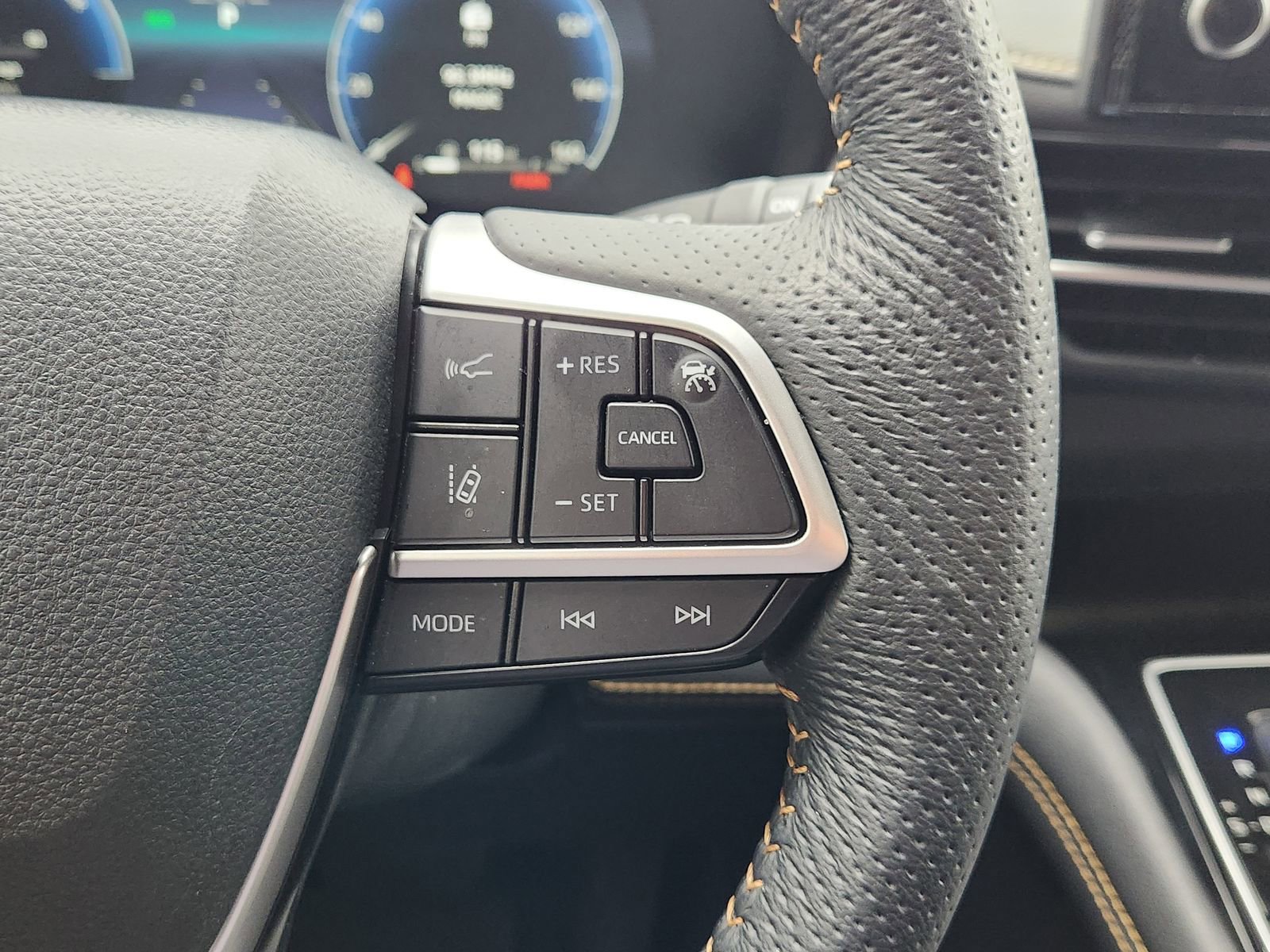 Used 2025 Toyota Sienna XLE Woodland Edition image 32