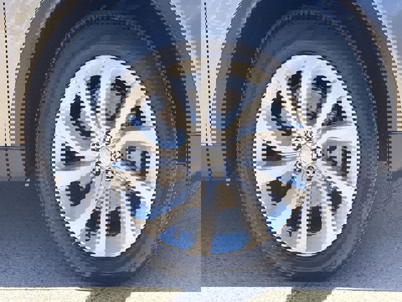 Used 2023 Land Rover Discovery Sport SE image 9