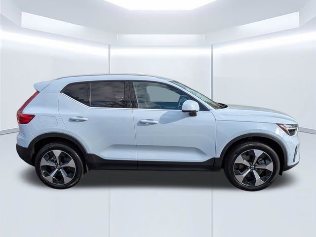 Used 2024 Volvo XC40 B5 Plus image 3