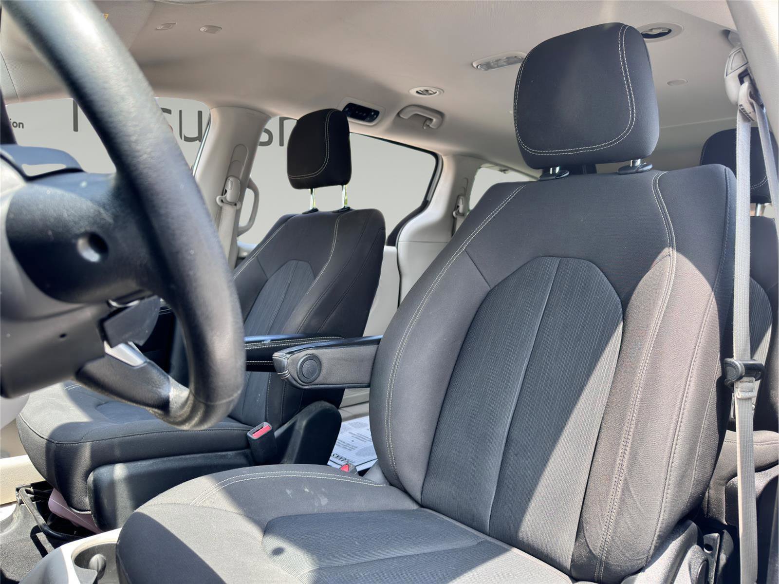 Used 2020 Chrysler Voyager L image 10