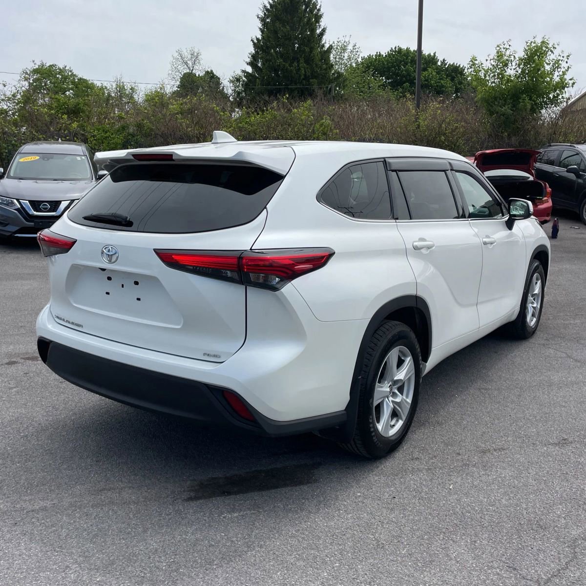 Used 2020 Toyota Highlander L AWD/4WD image 3
